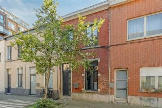 <p><span>Deze instapklare woning bevindt zich in een gezellige, autoluwe straat in het hart van Leuven, op wandelafstand van Park den Bruul, de gezellige Dijle-terrassen en tal van winkels, horeca en openbaar vervoer.<br />Met een energiezuinig karakter en een netto-bewoonbare oppervlakte van ca. 100 m² biedt deze, in 2018 gerenoveerde woning, een ideale mix van comfort, privacy en stadslevering.<br />Op het gelijkvloers vindt u een ruime inkomhal, een gastentoilet, een volledig ingerichte keuken en een aangrenzende, gezellige eetkamer. De lichtrijke leefruimte kijkt uit op de zuidgerichte stadstuin met aangelegde terrassen dewelke een oase van rust en privacy biedt midden in de stad. De eerste verdieping beschikt over een ruime nachthal, een moderne badkamer met douche, dubbele wastafel en toilet, én een eerste slaapkamer. Op de bovenste verdieping bevindt zich nog een volwaardige tweede slaapkamer. <br />Deze knusse en stijlvol gerenoveerde woning op een absolute toplocatie is uitermate geschikt voor starters, ouders die iets wensen aan te kopen voor hun studerende kinderen alsook voor investeerders.<br />Kortom, zeker een bezoek waard!</span></p><p><span> </span></p>