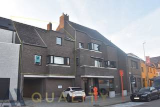 Ruim duplex-appartement met 3 slaapkamers, garage en zonnig terras! <br />Op zoek naar een ruim en lichtrijk appartement? Dit duplex-appartement van maar liefst 155 m² biedt alle comfort en ruimte die je nodig hebt.<br />Bij het binnenkomen word je verwelkomd in een inkomhal met vestiaire en apart gastentoilet. De ruime leef- en eetruimte sluit aan op een groot zuidgericht terras van 14 m² met zonneluifel, waar je heerlijk kan genieten van de zon. Verder beschikt het appartement over een grote keuken en een praktische berging/wasplaats.<br />Op de duplexverdieping bevindt zich de nachthal met 3 ruime slaapkamers (19 m², 15 m² en 15 m²) en een badkamer met ligbad, douchescherm en toilet. Via een valtrap in de nachthal bereik je bovendien een ruime bergzolder, ideaal voor extra opslag. Conforme elektrische installatie.<br />Extra troeven:<br />✔ Garage inbegrepen<br />✔ Kelderberging<br />✔ Zuidgericht terras<br />✔ Veel ruimte en praktische indeling<br />✔ Conforme elektriciteit<br />✔ Zonneluifel<br />EPC: 211 kWh/m²/j – Energielabel C<br />UC: 3811709-RES-1<br />📞 Interesse of een bezoek plannen?<br />Bel 052/52.05.05 voor meer info of een plaatsbezoek.