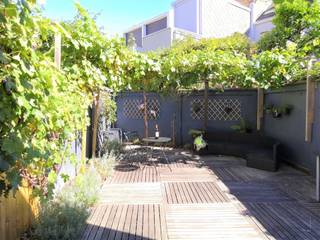 <p><span>Prachtig herenhuis met 4 slaapkamers en grote zonovergoten stadstuin op toplocatie!</span></p><p><span> </span></p><p><span>De woning heeft volgende indeling:  </span></p><p><span> </span></p><p><span>Gelijkvloers (inkomhal - eetkamer - keuken - toilet - living)</span></p><p><span>Bij het betreden van de woning via de inkomhal, valt het oog onmiddellijk op de levendige tegelvloer in combinatie met de rustieke houten elementen, de hoge plafonds en de karakteristieke moluren in uitmuntende conditie. </span></p><p><span>De ruime living op parketvloer beschikt niet enkel over een mooie natuurlijke lichtinval, maar ook over een authentieke, operationele steenkoolkachel. De tegelvloer zoals in de hal vinden we ook in de eetkamer terug, dit met oog op het onderhoud. </span></p><p><span>Aanpalend de eetkamer vinden we het hart van de woning terug, de keuken. Deze is uitgerust met alle gangbare en moderne keukenapparatuur waaronder een 5-pits gasfornuis. </span></p><p><span>Het is niet enkel een mooie en kwalitatieve keuken, ze is tevens enorm praktisch en uniek ingericht. </span></p><p><span>Het gelijkvloers beschikt nog over een gastentoilet inclusief handenwasser.</span></p><p><span> </span></p><p><span>Eerste verdieping (toilet - badkamer - slpk 1 - slpk 2)</span></p><p><span>Op dit verdiep vinden we nog een tweede toilet terug, eveneens met handenwasser. De geheel betegelde badkamer is voorzien van een dubbel lavabomeubel, een aparte douche evenals een ligbad/douche combinatie. </span></p><p><span>Dankzij het grote venster is er een optimale verluchting bovenop een mooi natuurlijke lichtinval. Verder vinden we op dit verdiep nog 2 ruime slaapkamers terug (12m² &amp; 18m²), beiden op karaktervolle parketvloer. Méér dan genoeg plek om deze volledig naar believen in te richten.    </span></p><p><span> </span></p><p><span>Tweede verdieping (slpk 1 - slpk 2)</span></p><p><span>Net zoals de rest van de woning is ook dit verdiep tot in de puntjes opgefrist. De grootste kamer is voorzien van moderne Velux dakvensters, zonnewering incluis. Beide slaapkamers genieten een zéér mooie oppervlakte (12m² &amp; 18m²) en bieden dus veel potentieel wat betreft de invulling ervan.</span></p><p><span> </span></p><p><span>Kelder &amp; zolder</span></p><p><span>De droge kelder met een oppervlakte van 38m² biedt enorm veel opbergruimte. Bovendien zijn ook de aansluitingen voor was- en droogmachine hier terug te vinden. Op zolder is er nog extra opbergruimte voorzien met een oppervlakte van 10m².</span></p><p><span> </span></p><p><span>Stadstuin</span></p><p><span>De ruime stadstuin met veel privacy en nog meer zon, is de ideale plek om even te ontsnappen aan het hectische stadsleven. Elektriciteit is reeds voorzien en het onderhoud is beperkt. De kers op de taart. </span></p><p><span> </span></p><p><span>Huurprijs en beschikbaarheid</span></p><p><span>Huurprijs: €1.900,00/ maand</span></p><p><span>BEschikbaar: 01/08/2026</span></p><p><span> </span></p><p><span>Extra troeven:</span></p><ul><li><span>Mobiscore 9.6/10</span></li><li><span>Prachtige stadstuin</span></li><li><span>Volledig opgewaardeerd</span></li></ul><p><span> </span></p><p><span> </span></p>