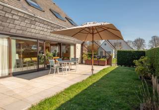 Op zoek naar een rustig gelegen alleenstaande woning op enkele minuten stappen van het strand en centrum? Dan is deze woning aan het einde van een doodlopende straat wat u zoekt.<br /><br />De woning werd in 1986 bijzonder degelijk opgebouwd met betonnen tussenverdieping en werd doorheen de jaren tot in de puntjes onderhouden.<br /><br />Indeling:<br />-Gelijkvloers: inkom met gastentoilet, bijzonder lichtrijke en ruime leefruimte met zithoek en eetplaats, kwaliteitskeuken met recente Miele koelkast, recente Miele vaatwas, kookplaat, dampkap, oven, recente microgolfoven en spoelzone. Verder vinden we op het gelijkvloers een grote garage met automatische kantelpoort en toegang tot de kruipkelder.<br />-Eerste verdieping: grote hoofdslaapkamer (desgewenst opdeelbaar in 2 kamers) met berging, tweede grote slaapkamer, apart toilet, grote badkamer (met ligbad, douche, bidet, dubbel lavabomeubel) en tot slot een hobbykamer/bureau die momenteel als berging dienst doet (offerte aanwezig om cv ketel in de garage te plaatsen).<br />-Zolder: bergzolder geïsoleerd in de zoldervloer.<br /><br />De woning werd onlangs voorzien van isolerende beglazing in de veluxen en zijn ook aanwezig: 2 regenwaterputten van 5000L, alarm, buitenkraan en buitenstopcontacten,…<br /><br />Buiten: voortuin met oprit voor verschillende wagens, zijtuinen, zuid-west gericht terras, en achtertuin met tuinhuis.<br /><br />Van deze rustig gelegen alleenstaande woning op wandelafstand van strand en centrum uw nieuwe thuis maken?<br /><br />Contacteer Bonne Vastgoed 7 op 7 via 050/73.73.73 of info@bonnevastgoed.be voor meer info of bezoek.