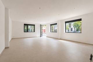 <strong>Huurprijs: 1.200 EUR per maand<br />Kosten plaatsbeschrijving zijn 50/50 te betalen door huurder en verhuurder<br />Huurwaarborg = 3 maanden huur<br />Beschikbaar: in onderling overleg<br /><br /></strong><strong>BEZOEK AANVRAGEN EN KANDIDAAT STELLEN VIA ONZE WEBSITE: www.deboerenpartners.be</strong><br />Indien u een bezoek wenst aan te vragen aan dit eigendom te huur, dan kan dit enkel via het aanvraagformulier op onze website. U zoekt het betreffende eigendom onder ons 'aanbod te huur', en klikt daarna bovenaan op 'bezoek inplannen'.<br />Daarna doorloopt u alle stappen en vult u de gevraagde gegevens in. Wij behandelen uw aanvraag binnen de 2 werkdagen en contacteren u daarna. Omwille van het grote aantal aanvragen, worden verzoeken via Immoweb, Immoscoop of Spotto niet behandeld.<br /><br /><span>Beschrijving van het appartement:<br /></span>Dit instapklare nieuwbouwappartement combineert comfortabel wonen met de mogelijkheid om een handels- of kantoorruimte op de gelijkvloerse verdieping bij te huren aan 990 EUR per maand.<br /><br />Op de gelijkvloerse verdieping bevindt zich een handels- of kantoorruimte met een apart toilet en berging. Vanuit deze ruimte heeft u toegang tot de koer en de tuin. Daarnaast wordt een afzonderlijke inkomdeur voorzien die exclusief toegang geeft tot het appartement op de eerste verdieping, waardoor wonen en werken perfect van elkaar gescheiden blijven. De keuken bevindt zich op de gelijkvloerse verdieping en is volledig geïnstalleerd. Ze is uitgerust met alle hedendaagse comfort en kwalitatieve toestellen, waardoor u meteen over alle nodige voorzieningen beschikt.<br /><br />Op de eerste verdieping komt u terecht in een ruime en lichtrijke leefruimte dankzij de grote raampartijen. Verder beschikt het appartement over twee volwaardige slaapkamers, een afzonderlijk gastentoilet, een praktische berging met aansluitingen voor een wasmachine en droogkast en een moderne badkamer voorzien van een ruime inloopdouche en een dubbele wastafel met spiegel.<br /><br /><span>Bijzonderheden:</span><br />- Handelspand op de gelijkvloerse verdieping optioneel bij te huren voor € 990 per maand.<br />- Geen gemeenschappelijke kosten <br />- Buitenruimte met koer en tuin<br />- Ramen voorzien van rolluiken<br />- Centraal gelegen nabij winkels, scholen, openbaarvervoer en sportscholen