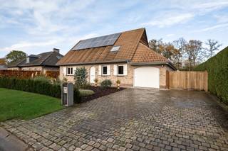 <p><strong>In een rustige, groene woonomgeving bevindt zich deze degelijk gerenoveerde villa, gelegen in een doodlopende straat op een perceel van ca. 1.100 m².</strong></p>
<p><strong>Indeling</strong></p>
<p><strong>Gelijkvloers</strong><br />Ruime inkomhal met gastentoilet en vestiaireruimte. Aansluitend bevindt zich de lichtrijke leefruimte, onderverdeeld in een sfeervol salon met TV-meubel en een royale eetkamer met lichtkoepel en grote schuiframen, die uitkijken op en directe toegang bieden tot het terras en de tuin.</p>
<p>De volledig geïnstalleerde keuken is uitgerust met een keramisch werkblad met spoelbak, gasfornuis met grote oven, dampkap en vaatwasser. Aansluitend is er een bijzonder praktische berging met ingebouwde kastenwanden.</p>
<p>Verder zijn er op het gelijkvloers een extra kamer/bureau en een polyvalente ruimte aanwezig.</p>
<p>De wasplaats is voorzien van dubbele buitendeur, wasbak en geeft toegang tot een gelijkvloerse badkamer met ligbad. Vanuit deze ruimte bereikt men via een uitschuifbare trap de geïsoleerde bergzolder, gelegen boven de inpandige garage.</p>
<p><strong>Verdieping</strong><br />Overloop met toegang tot drie slaapkamers, allen voorzien van airconditioning. De master bedroom beschikt over een ingemaakte kast.<br />De tweede badkamer is uitgerust met een inloopdouche, lavabo en toilet.</p>
<p><strong>Buitenruimte</strong><br />Het ruime terras en de fraai aangelegde, volledig omheinde tuin bieden optimale privacy. Het verwarmde zwembad wordt bediend via een recente warmtepomp.<br />Het multifunctionele bijgebouw (ca. 30 m²), bruikbaar als tuin-/werk- of hobbyruimte, is volledig onderkelderd (ca. 50 m²) met stahoogte.</p>
<p><strong>Troeven</strong><br />Een instapklare, energiezuinige woning die recent en kwalitatief werd gerenoveerd.</p>
<p><strong>Bijzonderheden</strong></p>
<ul>
<li>
<p>Renovatiejaar 2023/2024/2025</p>
</li>
<li>
<p>31 zonnepanelen met thuisbatterij (10 kW)</p>
</li>
<li>
<p>Daikin warmtepomp met airconditioning</p>
</li>
<li>
<p>Nieuwe centrale verwarming op aardgas</p>
</li>
<li>
<p>PVC- en houten ramen</p>
</li>
<li>
<p>Camerabewaking en geavanceerd alarmsysteem</p>
</li>
<li>
<p>Wifi-dekking tot in de tuin</p>
</li>
<li>
<p>Volledig vernieuwde en conforme elektrische installatie</p>
</li>
<li>
<p>Serre, moestuin, kippenren, tuinverlichting</p>
</li>
<li>
<p>Elektriciteit conform</p>
</li>
<li>
<p>EPC 202 kWh/m² – Label C – UC 20250609-0002712553</p>
</li>
<li>
<p>Vg – Wg – Gvv – Gvkr – Gmo – Gworg</p>
</li>
</ul>