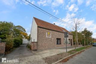 Deze rustig gelegen woning op een perceel van 1086m2 dient grondig gerenoveerd te worden, maar vormt de ideale basis om een gezinswoning op maat te maken. Op het gelijkvloers is er een zeer ruime leefruimte, een grote keuken, een berging, een eerste badkamer en een veranda. Op de eerste verdieping zijn er 3 slaapkamers en een tweede badkamer. Grote tuin met dubbele garage. De ramen zijn voorzien van dubbele beglazing. Elektrische verwarming. Dankzij de straatbreedte van het perceel biedt deze eigendom u ook de mogelijkheid om te verkavelen tot 2 percelen voor half open bebouwing wat het extra interessant maakt voor investeerders (onder voorbehoud van het verkrijgen van een verkavelingsvergunning). Rustige ligging doch in de nabijheid van het centrum van Temse met goede verbinding naar E17 en N16.