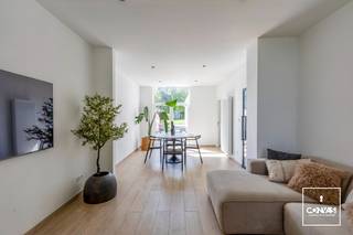 Deze <strong>recent gerenoveerde woning</strong> (2021) met tuin is gelegen tussen het <strong>centrum van Aalbeke en het Preshoekbos</strong>. Een ideale combinatie van rust en groen, met scholen, lokale handelaars en eetgelegenheden in de nabije omgeving. De woning beschikt over parkeergelegenheid voor de deur.<br /><br />Op het gelijkvloers heeft de woning volgende indeling: een inkomhal met gastentoilet, een open woonkamer met eetplaats, een bergruimte voor de wasmachine, een praktische kelder en een volledig <strong>geïnstalleerde keuken</strong>. De <strong>zonnige tuin</strong> met terras is zowel vanuit de eetplaats als vanuit de keuken toegankelijk.<br /><br />Het eerste verdiep biedt plaats aan de badkamer en twee slaapkamers. Op het tweede verdiep bevindt zich nog een <strong>ruime derde slaapkamer</strong>.<br /><br />Wenst u deze woning zelf verder te ontdekken? Neem dan contact op met Theo voor een bezoek ter plaatse: theo@convas.be / 0493 30 43 82.