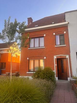Charmant en lichtrijk huis met garage en tuin te koop! <br /><br />Gelegen aan de stadsrand woon je hier in een aangename buurt die goed verbonden is met de stad. Winkels, openbaar vervoer en het centrum liggen dichtbij. En daar achter een gezellige gevel met voortuin, wacht een huis dat ruim en sfeervol aanvoelt. Kom binnen!<br /><br />Je komt binnen in een inkomhal die je uitnodigt naar de leefruimte. Hier vloeien de woonkamer, eetplaats en keuken harmonieus in elkaar over, waardoor een aangenaam gevoel van ruimte en licht ontstaat. Meteen merk je dat deze woning verrassend ruim aanvoelt. De keuken geeft rechtstreeks uit op het terras en leidt naar de gezellige tuin. Een heerlijke plek om de dag te starten met een kop koffie of om op warme zomeravonden gezellig buiten te tafelen. De badkamer bevindt zich achter de keuken, apart toilet en verder nog veel extra bergruimte..... <br />Op de eerste verdieping bevinden zich drie comfortabele slaapkamers, ideaal voor een gezin! Als extra troef beschikt de woning over een ruime zolderverdieping waar je nog een kamer(s) kan bijmaken. Alsof dat nog niet genoeg is, is er ook nog een ruime droge kelder aanwezig. Handig voor alles wat je graag dichtbij houdt maar niet dagelijks nodig hebt.<br /><br />Met zeker 4 kamers biedt deze woning plaats en mogelijkheden genoeg! UIteraard dient men renovatiewerken uit te voeren maar dit alles biedt een stabiele basis.<br />Lichtrijk, charmant en gezellig! Daar staat dit huis voor!<br /><br />Woning met karakter en tal van renovatiekansen (EPC E).<br /><br />Verliefd? Maak afspraak via info@immovdb.be