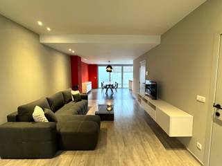 Klassevol GEMEUBELD APPARTEMENT op de eerste verdieping met ZUIDGERICHT TERRAS (± 25 m²) en 1 SLAAPKAMER op een uitstekende locatie in het Sint-Annakwartier, op wandelafstand van de Burg, Markt, de Brugse Vesten en met een vlotte verbinding naar de Ring. Indeling: lichtrijke leefruimte met eetplaats en directe toegang tot het aangenaam terras, zithoek en bureauhoek. Volledig ingerichte open keuken met inbouwtoestellen (vaatwasmachine, keramische kookplaat, dampkap, combi-oven en koelkast).
Ruime berging met wasmachine. Sas, gastentoilet. Slaapkamer met ingemaakte kast en een badkamer met lavabomeubel en douche. Epc 106 kWh/m2, label B. Ruim en comfortabel wonen in de Brugse binnenstad! Onmiddellijk vrij.