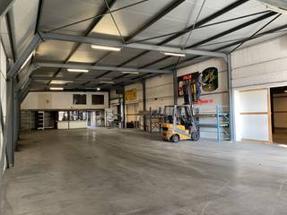 Dit uitzonderlijk ruime magazijn van 550 m², voorzien van een praktisch bureel, biedt een uitstekende opportuniteit voor bedrijven die op zoek...