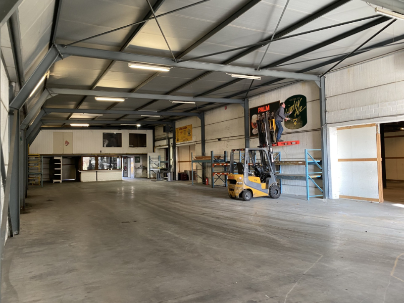 Ruim magazijn (550m²) met buitenruimte achteraan (800m²) - foto 3
