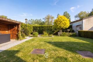 <p>In het rustige Brakel bevindt zich deze i<strong>nstapklare villa</strong> met een uitzonderlijke combinatie van ruimte, comfort en professionele mogelijkheden.</p><p>De woning beschikt over <strong>vier volwaardige slaapkamers</strong> en biedt via de zolderverdieping nog de mogelijkheid om<strong> extra kamers te creëren</strong>. Dankzij de praktische indeling en de aanwezige <strong>bureauruimte</strong> op het gelijkvloers is deze eigendom ideaal voor wie <strong>wonen en werken wenst te combineren op één locatie.</strong></p><p>De leefruimtes zijn ruim en functioneel ingericht, terwijl de woning ook beschikt over een garage met plaats voor <strong>twee wagens.</strong></p><p>Buiten geniet u van een e<strong>norm grote en rustige tuin</strong>, perfect voor gezinnen of liefhebbers van ruimte en privacy. Een absolute troef is de aanwezige <strong>loods van ca. 200 m²,</strong> die tal van mogelijkheden biedt voor zelfstandigen, opslag of hobbyruimte.</p><p>Op technisch vlak scoort de woning sterk met maar liefst <strong>48 zonnepanelen,</strong> wat zorgt voor een energiezuinige en toekomstgerichte basis.<br />Rustig gelegen, maar toch met winkels, scholen en andere voorzieningen in de nabije omgeving.</p><p><strong>Voor meer informatie of het inplannen van een bezoek kan u steeds contact opnemen met ons kantoor.</strong></p>
