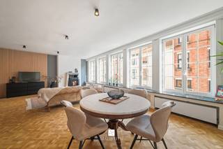 Midden in het hart van Brugge, op wandelafstand van de Markt en vlakbij het groene Sebrechtspark vinden we deze mooie en ruime woning met een bewoonbare oppervlakte van maar liefst 342 m². Hier combineert u de intimiteit van wonen in de stad, een snelle verbinding naar de ring en de luxe van rust en stilte.<br /><br />Al van bij het binnenkomen van deze uiterst smaakvol gerenoveerde woning voelt u de grandeur. Naast de inkomhal heb je links de inpandige garage en rechts een bureau. Voorbij de inkom is de majestueuze trap met messing accenten een echte blikvanger. Verder is er ook nog een slaapkamer met en-suite badkamer op het gelijkvloers. Vanuit deze kamer heeft u prachtig zicht op de zonnige stadstuin met tuinberging. De wasruimte maakt het comfort van het gelijkvloers compleet.<br /><br />Op het eerste verdiep vinden we naast de impressionante trappenhal ook een gastentoilet. Leven doet u in de zeer ruime en lichtrijke woonkamer met mooi parket waar een houthaard een duidelijke surplus aan gezelligheid brengt. De half-open keuken (met ontbijthoek) die van alle gangbare luxetoestellen werd voorzien biedt toegang tot een, voor de binnenstad zeldzaam, zeer zonnig terras (avondzon à volonté).<br />Het tweede verdiep biedt 2 zeer ruime slaapkamers, waarbij in de masterbedroom meer dan ruimte werd voorzien om een dressing te maken. De mooie badkamer, voorzien van zowel ligbad als inloopdouche, en een apart toilet op de hal zijn niet meer dan logisch in een woning van dit niveau.<br /><br />Helemaal in de nok van de woning is een grote zolder, toegankelijk via een valtrap.<br /><br />Troeven van deze prachtige woning: dankzij de grondige renovatie is dit huis perfect instapklaar, de ligging is al sinds mensenheugenis hoog aangeschreven, er is een inpandige garage en de binnenstad biedt een onverwachte rust en stilte.<br /><br />EPC C - geen vermelding in het maatregelenregister<br /><br />Neem zeker contact op met al uw vragen of om uw persoonlijke afspraak (7/7) vast te leggen: 0478 93 72 00 of maxime@maelsteen.be