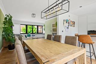<p><span>Bent u op zoek naar een woning waar ruimte, comfort en energiezuinigheid perfect samenkomen? Dan is deze verrassend ruime instapklare beletagewoning absoluut een bezoek waard.</span></p>
<p><span>Met een bewoonbare oppervlakte van </span><strong><span>bijna 250 m²</span></strong><span>, verdeeld over meerdere volwaardige verdiepingen én een volledig ingerichte zolderverdieping, biedt deze woning tal van mogelijkheden. Ze is ideaal als </span><strong><span>ruime gezinswoning</span></strong><span>, maar leent zich eveneens perfect voor een </span><strong><span>vrij beroep of praktijk aan huis</span></strong><span>, of zelfs als </span><strong><span>kangoeroewoning</span></strong><span> dankzij de flexibele indeling. <br />De achterbouw is ook te gebruiken als vijfde slaapkamer of soort van studio.</span></p>
<p><span>De zolderverdieping werd ingericht als een prachtige </span><strong><span>master bedroom met ruime dressing</span></strong><span>, waardoor u geniet van een echte privésuite.</span></p>
<p><span>Ook op vlak van energie scoort deze woning uitstekend. Dankzij de </span><strong><span>dak- en muurisolatie</span></strong><span>, het </span><strong><span>nieuwe buitenschrijnwerk</span></strong><span>, de </span><strong><span>zonnepanelen</span></strong><span> en de </span><strong><span>condenserende verwarmingsketel</span></strong><span> beschikt de woning over een </span><strong><span>gunstig EPC met B-label</span></strong><span>. Zo woont u niet alleen comfortabel, maar ook energiezuinig en met lagere verbruikskosten.</span></p>
<p><span>Buiten geniet u van een aangename, onderhoudsvriendelijke tuin én een ruim en zonnig </span><strong><span>dakterras</span></strong><span>, waar u in alle rust kunt ontspannen of gezellig tafelen met familie en vrienden.<br />We komen zeer goed overeen met de buren ! Hierdoor is er geen opdeling voorzien in de tuin met de rechterbuur. Uiteraard kan er hier een haag, omheining worden geplaatst als u meer privacy zou wensen.<br /></span></p>
<p><span>De rustige ligging vormt een extra troef. U woont in een aangename woonomgeving, op wandel- en fietsafstand van het centrum, winkels, scholen en openbaar vervoer. Zo combineert u een rustige thuisbasis met alle dagelijkse voorzieningen binnen handbereik.<br /><br />Een woning met uitzonderlijk veel ruimte, een doordachte indeling en een uitstekende energieprestatie. Maak snel een afspraak en ontdek zelf de vele mogelijkheden die deze instapklare woning te bieden heeft.<br /><br />Afmetingen via energiedeskundige.</span></p>
