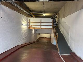 Ondergrondse staanplaats in een afgesloten garagecomplex in het centrum van Knokke.<br />De staanplaats is onmiddellijk beschikbaar en heeft een huurprijs van 90 Euro per maand.<br />De afmeting zijn de volgende:<br />B: 2m<br />H: 1,8m<br />L: 4,5m