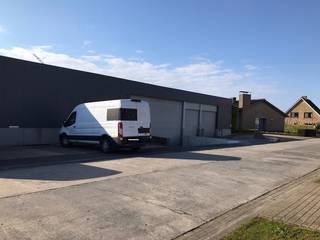 This warehouse or warehouse has an area of 116 m². It is part of a property with a number of units. Easily accessible.Ideal for storage and small businesses.Finish: concrete floor and fluorescent lightingRental without VAT.Unique opportunity in Veurne, for quick decision makers! Do not hesitate to contact us if you are interested in this commercial property consisting of a warehouse for rent in Veurne.