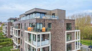 Een recent en zongericht appartement met oa. 2 slaapkamers, aangenaam terras, kelder en ondergrondse parking welgelegen nabij centrum en...