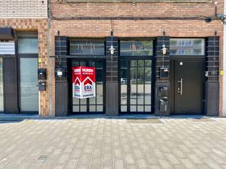 Interessant pand voor uw horeca of commercieel project: dit gelijkvloers van ca 62m2 (15meter diep) + mogelijkheid terras, is gelegen aan...