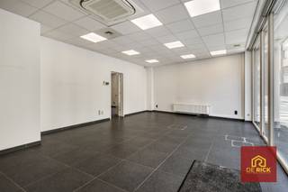 Uiterst commercieel gelegen kantoor- of handelsruimte in het hart van ErembodegemDeze instapklare ruimte van 133 m² bevindt zich op een topligging, pal in het dorpscentrum van Erembodegem. Dankzij de ligging op wandelafstand van het openbaar vervoer, winkels en gezellige horeca is dit een ideale zichtlocatie met uitstekende bereikbaarheid.Het pand is ingedeeld in drie afzonderlijke bureauruimtes, aangevuld met een archiefruimte, een kitchenette en een afzonderlijk toilet met lavabo. Het geheel verkeert in uitstekende en bijzonder verzorgde staat, met veel natuurlijk daglicht dat zorgt voor een aangename werkomgeving.Daarnaast is het pand uitgerust met airconditioning, beschikt het over een gunstig EPC-label B en is de elektriciteit conform, wat zowel comfort als energiezuinigheid garandeert.Dit is een unieke kans voor wie op zoek is naar een kwalitatieve en goed gelegen locatie voor kantoor- of handelsactiviteiten.