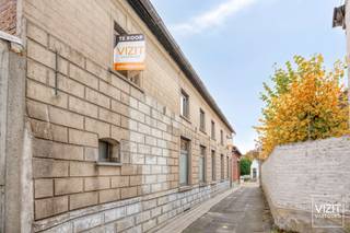 In het hart van Appelterre-Eichem, vlak bij winkels, scholen en het station, bevindt zich deze charmante woning met veel potentieel. Op...