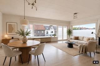 <p>Dit gerenoveerd appartement (2022) met twee terrassen & een garagebox is gelegen op de 1st verdieping van een kleinschalige residentie (4 entiteiten) nabij de kerk van Sint-Kruis.</p><p><strong>INDELING:</strong> Ruime inkom, lichtrijke living met breed zicht, volledig uitgeruste vernieuwde keuken, badkamer met inloopdouche, 2 slaapkamers, 2 bergingen, ...</p><p><strong>TROEVEN:</strong> EPC B (150 kWh/(m²jaar), GEEN SYNDICKOSTEN, HR-glas, CV aardgas, GEÏSOLEERD dak & muren, GEEN ASBEST, ELEKTRICITEIT CONFORM, makkelijk verhuurbaar (conformiteitsattest aanwezig), ...</p><p>De MOBI-score van 8,9/10 getuigt van een uitstekende ligging nabij scholen, winkels, openbaar vervoer, sportfaciliteiten & nabij centrum Brugge.</p><p>Aankoopmogelijkheid achterliggende garagebox (25.000 euro). Ideaal als investering OF voor eigen bewoning (2% registratierechten mogelijk).</p><p>Dit appartement wordt u aangeboden met een vraagprijs. Wenst u meer informatie of een bezoek aan deze bijzondere eigendom?</p>