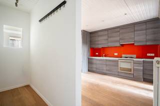 <p><strong>Charmant appartement ca. 82m² op een warme parketvloer in Oud-Berchem nabij tal van winkels, scholen, openbaar vervoer, sportgelegenheden, De Villegaspark, park Brialmont belangrijke in- en uitvalswegen.</strong><strong><br /><br />INDELING:<br /><br /></strong>U betreedt het appartement via de INKOMHAL die u toegang verleent naar de ruime LEEFRUIMTE ca. 35m² die volledig op parket gelegen is.<br /><br />In de LEEFRUIMTE kan u genieten van de open KEUKEN ca. 16m² die voorzien is van opbergkasten en toestellen; een vaatwasser, gasvuur, spoelbak en een oven. Achteraan heeft u het TERRAS ca. 3m².<br /><br />Via de NACHTHAL heeft utoegang tot de WASRUIMTE en de ingerichte BADKAMER, die voorzien is van een lavabo en een ligbad met douchemogelijkheid.<br /><br />De grote SLAAPKAMER ca. 17m² is gelegen op parket.<br /><br />Verder nog een extra DRESSING of BUREAU ruimte ca. 7,5m² gelegen op parket.<br /><br />Er is een kelderberging inbegrepen. <br /><br /><span><strong>BIJZONDERHEDEN;<br /></strong></span>* Centrale ligging, uitstekende mobiscore 9,5/10!;<br />* Ideaal als eerste bewoning of investering;<br />* Individuele meters voor verwarming, electriciteit en water;<br />* Gemeenschappelijke kosten ca. 165 euro/maand (reservekapitaal, afbetaling lening isolatie, blokpolis, minuterie gemene delen...)<br />* Klein gebouw bestaande uit 8 appartementen zonder lift;<br />* Sinds oktober '25: nieuwe ramen en gevelisolatie;<br />* Kelder en fietsenberging;<br />* Het EPC wordt opnieuw opgemaakt. De score zal beter zijn dan voordien vanwege de renovatiewerken (ramen en gevelisolatie).</p>