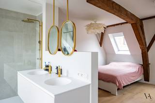 Op een centrale locatie in het historische stadscentrum van Leuven bevindt zich deze charmante rijwoning, waar authentieke elementen en een hedendaagse afwerking mooi samenkomen.<br /><br />De woning werd met veel zorg gerenoveerd en valt meteen op door haar warme houten accenten, karaktervolle balken en lichte, sfeervolle ruimtes. Op de eerste verdieping bevindt zich de gezellige leefruimte met aansluitend de open en volledig geïnstalleerde keuken.<br /><br />Verspreid over de verschillende verdiepingen zijn er drie slaapkamers en vier badkamers, waardoor de woning zich uitstekend leent voor zowel (nieuw samengestelde) gezinnen als co-housers. Een absolute blikvanger is de ruimte onder het dak, waar de authentieke houten dakstructuur volledig tot haar recht komt en het vrijstaande bad voor een unieke, sfeervolle uitstraling zorgt.<br /><br />Ook buiten heeft deze stadswoning een mooie troef: het ruime, zuidgerichte dakterras is een heerlijke plek om in alle rust van de zon te genieten, midden in de stad.<br /><br />De huurprijs bedraagt € 1.950 per maand. Er zijn geen gemeenschappelijke kosten en de nutsvoorzieningen zijn individueel ten laste van de huurder. De woning is beschikbaar vanaf 1 januari 2027 en wordt verhuurd met een huurcontract van korte duur.<br /><br />Een karaktervolle stadswoning met verrassend veel ruimte, een verzorgde afwerking en een heerlijk terras in hartje Leuven. Contacteer ons gerust voor meer informatie of een bezoek ter plaatse.