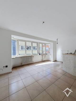 Ontdek dit prachtig gerenoveerde appartement in het hart van Oostende, gelegen in dé winkelstraat van de stad. Dankzij de centrale ligging, de praktische indeling en het gunstige EPC-label B is dit appartement een interessante opportuniteit voor zowel investeerders als starters of wie op zoek is naar een aangenaam vakantieverblijf aan zee.<br /><br />Met een bewoonbare oppervlakte van 83 m² beschikt het appartement over een inkomhal, twee slaapkamers, een lichtrijke woonkamer met uitgeruste keuken en een badkamer met toilet. Bovendien is het gebouw voorzien van een lift.<br /><br />Troeven:<br />- Instapklaar en prachtig gerenoveerd<br />- Bewoonbare oppervlakte van 83 m²<br />- Twee slaapkamers<br />- Energiezuinig EPC-label B<br />- Lift aanwezig in het gebouw<br />- Centrale ligging in de belangrijkste winkelstraat van Oostende<br /><br />Een ideale opportuniteit voor wie comfortabel wil wonen of investeren op een toplocatie aan de Belgische kust.
