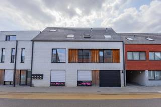 **Instapklaar luxe-appartement met 3 slaapkamers – Voortkapel (Westerlo)**
**Rechtstreekse verkoop door eigenaar – immo’s gelieve zich te onthouden.**
Op een rustige en centrale ligging in Voortkapel bevindt zich dit prachtig afgewerkte appartement uit 2023, gelegen op de eerste verdieping van een moderne residentie met lift.
Met **118 m² bewoonbare oppervlakte** en een **zuidwestgericht terras van 18 m²** geniet u hier van ruimte, comfort en energiezuinig wonen.
De lichtrijke leefruimte sluit aan op de volledig uitgeruste open keuken met stijlvol kookeiland. Grote raampartijen zorgen voor veel natuurlijk licht en geven uit op het zonnige terras. Elektrische screens en op maat gemaakte voile gordijnen zorgen voor extra comfort, privacy en een stijlvolle uitstraling.
Het appartement beschikt over **3 volwaardige slaapkamers**, een moderne badkamer met dubbele wastafel, ruime inloopdouche en toilet, een apart gastentoilet en een praktische berging/wasplaats. Daarnaast zijn een **privatieve kelderberging** en een **ondergrondse autostaanplaats** aanwezig.
Dankzij de **warmtepomp, vloerverwarming en EPC A** geniet u van een laag energieverbruik en optimaal wooncomfort.
**Troeven:**
✔ Bouwjaar 2023
✔ 118 m² bewoonbaar
✔ 18 m² zuidwestgericht terras
✔ 3 slaapkamers
✔ Warmtepomp & vloerverwarming
✔ EPC A
✔ Lift
✔ Elektrische screens
✔ Private kelderberging inbegrepen
✔ Instapklaar en hoogwaardig afgewerkt
**Vraagprijs appartement: € 429.000**
**Autostaanplaats: € 20.000 (verplicht mee aan te kopen)**
**Totale vraagprijs: € 449.000**
Interesse? Neem gerust contact op voor meer informatie of een bezichtiging.