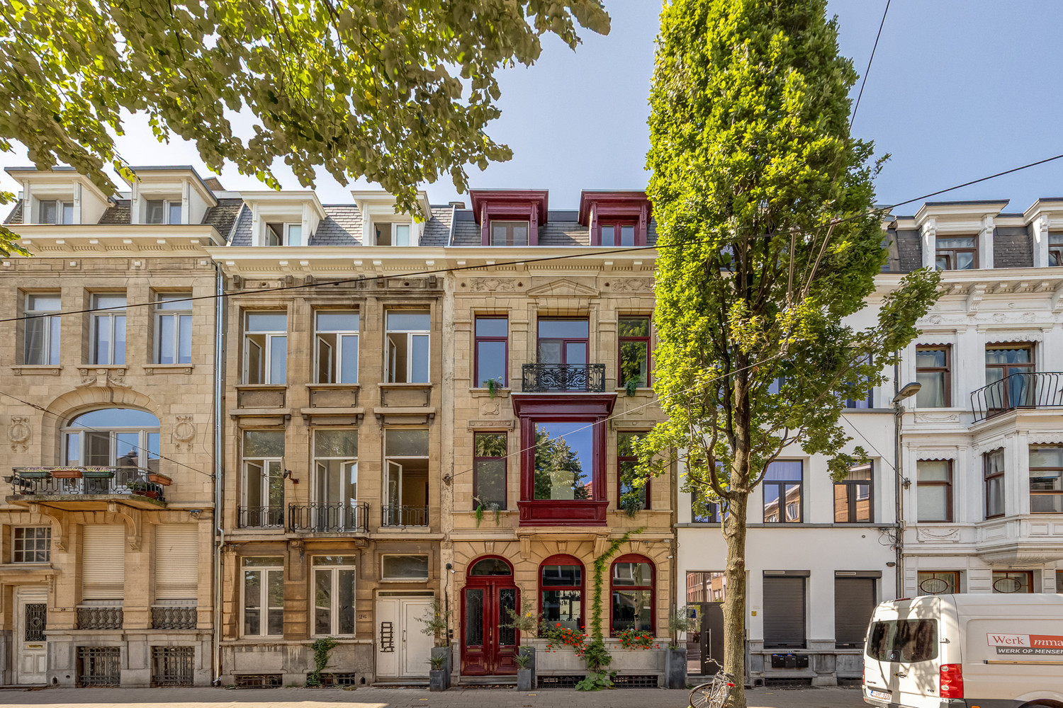 VERKOCHT: kevin@wellimmo.net voor meer info! Prachtige gerenoveerde herenwoning van 341 m² in hartje Antwerpen met tal van mogelijkheden: combi wonen/werken of gedeeltelijke verhuurmogelijkheden - foto 1
