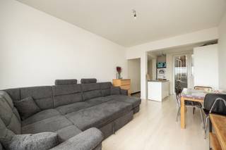 <p>Op een bijzonder centrale locatie aan de Mercatorstraat 132 in Antwerpen bevindt zich dit aangename en goed onderhouden appartement. Dankzij de ligging tussen het populaire Zurenborg en het Groen Kwartier, met winkels, horeca, openbaar vervoer, het stadscentrum en belangrijke invalswegen in de onmiddellijke omgeving, geniet het appartement van een uitstekende bereikbaarheid.</p><p>Het appartement beschikt over een praktische indeling met een aangename leefruimte, een vernieuwde keuken, slaapkamer(s) en badkamer. Het geheel is verzorgd en vormt een comfortabele woonomgeving.</p><p>Ook technisch scoort het appartement goed: het beschikt over een gunstig EPC-label C en de elektrische installatie is conform het AREI. Het gebouw is bovendien voorzien van een lift en beschikt over een aangename gemeenschappelijke tuin.</p><p>Het appartement is momenteel verhuurd, waardoor het zich uitstekend leent als investeringsvastgoed. De combinatie van de centrale ligging, goede bereikbaarheid, gunstige energieprestatie en bestaande verhuursituatie maakt dit een interessante opportuniteit voor wie op zoek is naar vastgoed in Antwerpen met onmiddellijke huuropbrengsten.</p><p>Troeven: <br />- EPC C (geen renovatieplicht)<br />- conforme elektriciteit <br />- vernieuwde keuken <br />- verhuurd <br />- interessante investering <br />- centrale ligging tussen Zurenborg en Groen Kwartier <br />- lift <br />- gemeenschappelijke tuin <br />- uitstekende bereikbaarheid.</p><p>Interesse? Neem contact met ons op voor meer informatie of een bezoek ter plaatse.</p>