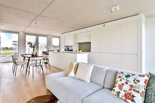 <strong>Vrijdag 28/11 - BEZOEKMOMENT van 16u tot 18u! </strong><br />LUXUEUS en UNIEK NIEUWBOUWPROJECT tegenover de HIPPODROOM en op wandelafstand van het centrum van Waregem. 9 LUXE-APPARTEMENTEN en 1 POLYVANTE HANDELSRUIMTE. 1 of 2 SLK met telkens GROOT TERRAS(SEN).  + 21% BTW. <br />Indeling: inkom met apart toilet, berging, luxe-keuken, ruime gezellige lichtrijke leefruimte, geïnstalleerde badkamer, keuze uit 1 of 2 slaapkamers. GROOT TERRAS. TROEVEN: BETONNEN gevelpanelen, verwarming met WARMTEPOMP, LUXE-AFWERKING (PARKET, inmaakkasten, etc), TOPGELEGEN aan de HIPPODROOM! <br />Meer info of een bezoek: Charlotte@immobeguin.be