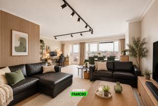 Ontdek dit ruime hoekappartement te koop in Anderlecht, gelegen op de 7e verdieping van een residentieel gebouw. Dankzij de hoge ligging en de open zichten geniet u hier van een uitzonderlijk gevoel van licht en ruimte. Een interessante opportuniteit voor wie op zoek is naar een eigendom met potentieel op een centrale locatie in Anderlecht.<br /><br />Dit appartement biedt een aangename indeling met een ruime leefruimte die baadt in natuurlijk licht dankzij de grote raampartijen. De keuken, badkamer en verdere afwerking bieden de mogelijkheid om het appartement volledig naar eigen smaak en stijl te renoveren. Verder beschikt de woonst over twee slaapkamers.<br /><br />Het zuidgeoriënteerde terras zonder inkijk vormt een absolute meerwaarde en laat u in alle rust genieten van het uitzicht. De garagebox is verplicht mee aan te kopen aan €25.000.<br /><br />De ligging in Anderlecht combineert een vlotte bereikbaarheid met de nabijheid van winkels, openbaar vervoer en dagelijkse faciliteiten. Dankzij de renovatiemogelijkheden en de sterke locatie vormt dit appartement een interessante investering of toekomstige gezinswoning.<br /><br />Het appartement is verhuurd.<br /><br />Neem vandaag nog contact op en plan uw bezoek in.<br /><br />Denk je eraan om je woning in Anderlecht te verkopen? Neem vrijblijvend contact op met Mathias van Immo Francois in Brussel voor een gratis schatting via meire@immofrancois.be.<br /><br />De getoonde inrichting is een AI-gegenereerde visualisatie ter illustratie.<br /><br />