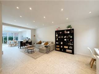 Bent u op zoek naar een instapklare woning op een toplocatie in Gent?<br />Dan is deze volledig gerenoveerde woning beslist een bezoek waard!<br /><br />Gelegen in een rustige straat aan het UZ Gent, combineert deze energiezuinige eigendom een moderne afwerking met een uitstekende bereikbaarheid.<br />Winkels, scholen, openbaar vervoer en belangrijke invalswegen bevinden zich in de onmiddellijke omgeving.<br /><br />Op het <u>gelijkvloers </u>vindt u een ruime en lichtrijke leefruimte met aansluitend een volledig ingerichte keuken.<br />Dankzij het volledig openschuivende raam vormt de keuken één geheel met het gezellige terras, waardoor binnen en buiten naadloos in elkaar overvloeien.<br /><br />Verder beschikt de woning over drie volwaardige slaapkamers, een moderne douchekamer met dubbele lavabo en toilet, twee praktische bergingen en een afzonderlijk gastentoilet.<br /><br /><strong><u>Algemene informatie:</u></strong>
<ul>
<li>EPC: 126 kwh/ m² jaar</li>
<li>Zeer kwalitatieve totale renovatie!</li>
<li>Perceeloppervlakte: 77 m²</li>
<li>Bewoonbare oppervlakte: 136 m²</li>
<li>Kadastraal inkomen: € 208</li>
</ul>
<br />Kortom, een moderne en instapklare gezinswoning op een gegeerde locatie, ideaal voor eigen bewoning of als investering.<br /><br />Bezoeken uitsluitend via Arcade Vastgoed.