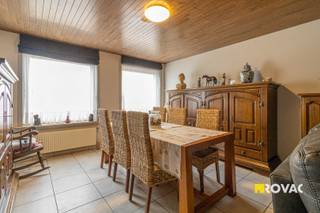 Dit appartement op de 1ste verdieping bevindt zich op de Bosmolens te Izegem. Indeling: inkom, apart gastentoilet, leefruimte, ingerichte...