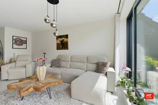 In het centrum van Zonnebeke en op wandelafstand van alle voorzieningen treffen we dit <strong>recent en instapklaar appartement</strong>. Het appartement geniet van een <strong>Zuidgericht terras</strong> waar u de hele dag door van de zon kunt genieten. Binnen werd gekozen voor een <strong>hoogwaardige afwerking</strong> met kwaliteitsmaterialen en oog voor detail. Zo zorgen de stijlvolle speciale verftechnieken voor een warme en elegante uitstraling, terwijl de <strong>ingebouwde kasten</strong> extra comfort en praktische opbergruimte bieden. De moderne keuken is afgewerkt met een duurzaam composiet werkblad en sluit perfect aan bij het strakke interieur.<br /><br /><strong>Indeling van het appartement: </strong><br />Inkomhal (8 m²) - lichtrijke woon- en eetkamer met open keuken voorzien van dubbele spoelbak, combi-oven, inductie-kookplaat en koelkast (40 m²). Aanpalend hebben we een Zuidgericht terras van 12,5 m². Daarnaast beschikt het appartement nog over 2 slaapkamers (14 - 9,5 m²), badkamer met dubbele wastafel en inloopdouche (6 m²), toilet (1,5 m²) en berging (5 m²).<br /><br />Benieuwd naar de indeling? Check zeker onderstaande video. <br />Link: https://youtube.com/shorts/GTS1uffv0n8?feature=share<br /><br /><strong>Meer info of een vrijblijvend bezoek? </strong><br />Contacteer Minthus op 057 468 333 of mail info@minthus.be