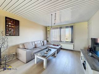 Deze landelijk gelegen gezinswoning met mooi zicht op het omliggende platteland beschikt op het gelijkvloers met een ruime inkomhal, voorzien van...