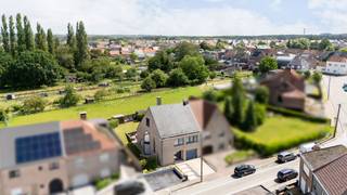 Bent u op zoek naar een ruime gezinswoning met uitbreidingsmogelijkheden op een rustige, maar vlot bereikbare locatie? Dan is deze halfopen bebouwing in Liedekerke zeker een bezoek waard. De woning beschikt op het gelijkvloers een grote inkomhal met vestiaire, een ruime en lichtrijke leefruimte met directe toegang tot het aangename zonneterras en de tuin met zicht op groen. Daarnaast vindt u een grote woonkeuken met aansluitende berging, ideaal voor extra opbergruimte. 
Op de eerste verdieping bevinden zich drie volwaardige slaapkamers , evenals een ruime badkamer. De zolder biedt bovendien de mogelijkheid om twee extra slaapkamers of een hobbyruimte te creëren. Ruimte genoeg voor het plaatsen van een vaste tap.
Verder beschikt de woning over een grote garage en geniet ze van een rustige ligging, terwijl winkels, scholen, invalswegen en het station van Liedekerke (op slechts 2,8 km) vlot bereikbaar zijn.
Interesse? Contacteer Sophie voor meer informatie of een bezoek via 0496 71 50 59.