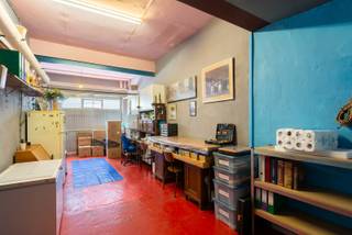 Stadswoning met ruime garage<br /><br />Locatie<br />Gelegen in een rustige enkelrichtingsstraat, vlak bij Park Spoor Noord, geniet deze woning van een uitstekende ligging waar rust en stadsleven vlot samenkomen. Op wandelafstand bevinden zich het trendy Eilandje, AP Hogeschool en het ZNA Cadix-ziekenhuis. Ook supermarkten, buurtwinkels, gezellige cafés en tal van restaurants liggen binnen handbereik. Dankzij de nabijheid van het bruisende stadscentrum, openbaar vervoer en belangrijke invalswegen is dit een ideale uitvalsbasis.<br /><br />Beschrijving<br />Deze stadswoning biedt een verrassend praktische indeling en beschikt bovendien over een ruime inpandige garage, een absolute meerwaarde in de stad. Via de inkomhal bereikt u de garage en de kelder, die extra opslagruimte voorziet. Op de eerste verdieping bevindt zich de lichtrijke leefruimte met grote raampartijen die zorgen voor een aangename lichtinval. Aansluitend bevindt zich de keuken. De tweede verdieping omvat een ruime slaapkamer en badkamer. Op de mansardeverdieping bevinden zich nog drie volwaardige slaapkamers, waardoor de woning uiterst geschikt is voor grote gezinnen, thuiswerkers of wie extra hobby- of logeerkamers wenst.<br /><br />Verplichte vermeldingen<br />EPC: 518 kWh/m²<br />P-score: D<br />G-score: D<br />Stedenbouwkundige inlichtingen: Vg, Wg, Gmo, Gvv, Vkr<br />Dit pand kan onderhevig zijn aan de renovatieverplichting die door de Vlaamse overheid wordt opgelegd voor residentiële gebouwen. Consulteer voor meer informatie de website van het Vlaams Energie- en Klimaatagentschap via https://www.vlaanderen.be/een-woning-kopen/renovatieverplichting-voor-residentiele-gebouwen-vanaf-2023.