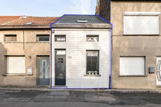 Deze woning is gelegen in de charmante historische wijk Noeveren, vlak bij de Rupeldijk. De volledig gerenoveerde woning beschikt over een epc Label A en een conforme elektrische installatie.
De indeling: Keuken met achteruitgang naar binnenkoer en bergplaats met ruime achterliggende tuin op onderste verdieping. De tuin kan heeft eigen uitgang (met fiets/te voet). Op eerste verdieping, inkom aan de straatzijde, leefruimte met zitkamer en eetplaats, tweede verdieping, nachthal, berging/wasplaats en ingerichte badkamer. In de ruimte onder de nok bevind zich nog een bergzolder. 