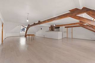 <p>Ruim appartement met 3 slaapkamers in een karaktervol gebouw, gelegen in het centrum van Aat.<br /><strong>Indeling:</strong> prachtige, lichtrijke woonkamer van 85 m², volledig ingerichte keuken, 3 mooie slaapkamers, een badkamer met bad en wastafel, en een apart toilet.<br />Het appartement beschikt ook over een privékelder.</p>
<p><strong>Technisch:</strong> EPC-label B, dubbele beglazing, centrale verwarming op gas met individuele ketel, elektrische installatie conform, gebouw voldoet aan brandveiligheids- en elektriciteitsnormen.</p>
<p><strong>Bezoeken op afspraak</strong> met IMMO BEGUIN: baptiste@immobeguin.be</p>