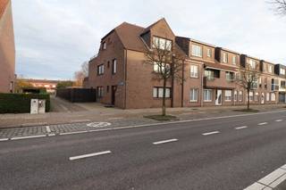 INDELING:Inkomhal, toiletruimte met handwastafeltje, woonkamer met laminaat, open keuken met aanbouwkeuken voorzien van spoeltafel met 2 spoelbakken,...