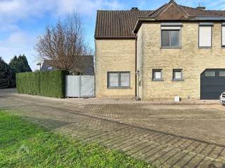 Rustig doch centraal gelegen woning bestaande uit een inkomhal met gastentoilet en praktische was/bergplaats, lichtrijke leefruimte met...