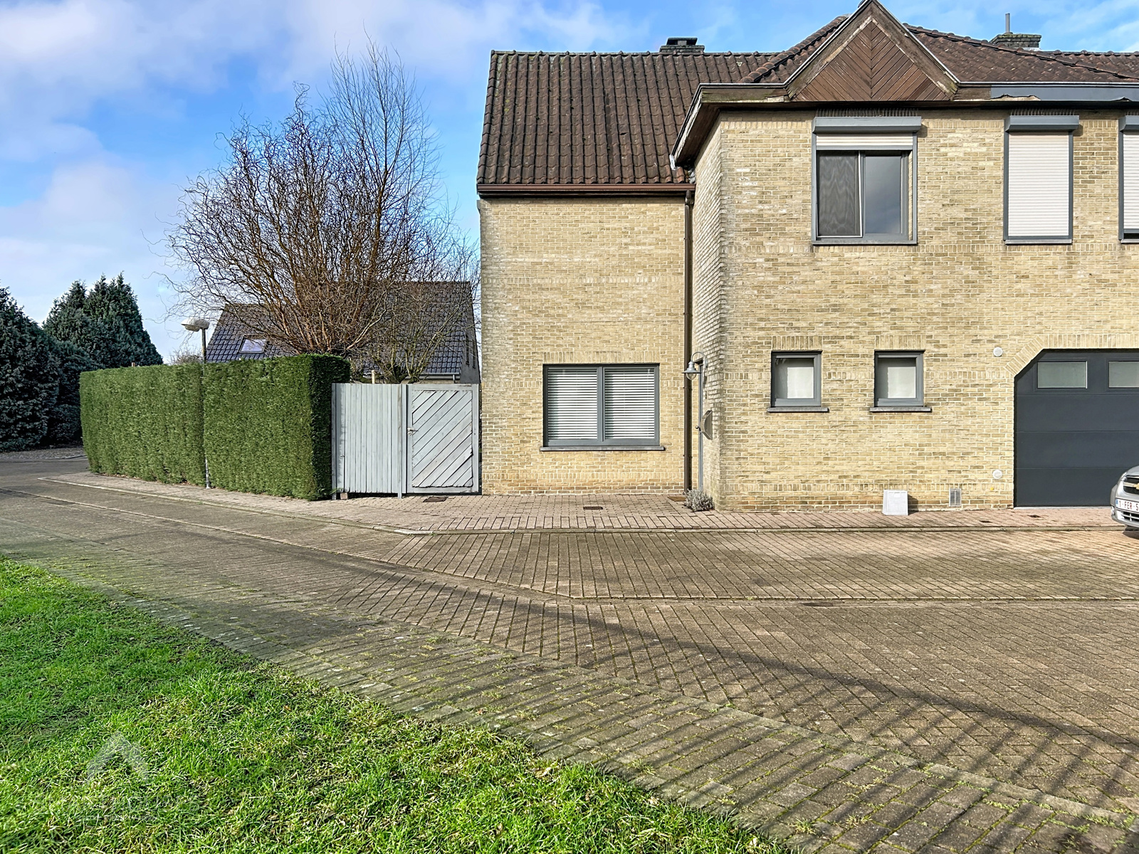 Ruime halfopen woning met 4 slaapkamers en garage - foto 2