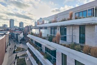 <span><b>Koop aan 6% btw (onder voorwaarden), ook interessant voor investeerders!</b><br /><br />De Bonnefant, Wonen in het midden van de stad en toch omgeven door groen. Een iconisch gebouw op een centrale en culturele locatie waar er ruimte is voor luxe, een onvergetelijke woonervaring of zorgeloos wonen in een assistentiewoning. </span><br /><br /><span>Tussen de gebouwen van De Bonnefant is een </span><strong>groene doorsteek</strong><span> gecreëerd die de Demerstraat rechtstreeks verbindt met het begijnhof. Gezellig vertoeven in één van de twee gemeenschappelijke binnentuinen of liever een barbecue met de buren? Bovendien hebben de terrassen geïntegreerde plantenbakken die zijn uitgerust met een automatisch beregeningssysteem. Een extra groene beleving is verzekerd.</span><br /><br /><span>Het bestaande RTT-gebouw is volledig gerenoveerd met het behoud van de Hasseltse authenticiteit en verder uitgebreid met energiezuinige nieuwbouw. Parkeren in het centrum is geen evidentie maar toekomstige bewoners van De Bonnefant kunnen parkeren in de ruime ondergrondse parkeerplaats. Je kan ook je fiets kwijt in de fietsenstalling. </span><br /><br /><strong>DOORZONAPPARTEMENTEN:</strong><br /><span>De doorzonappartementen trekken aan twee zijden daglicht dankzij de plafondhoge ramen. Deze ramen en de 1 of 2 terrassen brengen de beleving rondom je nieuwe thuis mee naar binnen. Dit type heeft 2 slaapkamers en 1 badkamer.</span><br /><br /><span><strong>Appartement B4 APP 05 - Verdiep 4</strong></span><br /><span>- bewoonbare oppervlakte:</span><span> 107</span><span>,57</span><span> m²</span><br /><span>- oppervlakte terras:</span><span> 23</span><span>,02</span><span> </span><span>m²</span><br /><span>- doorzon leefruimte met open keuken </span><br /><span>- ruim terras met zicht op de Bonnefantenstraat</span><br /><span>- 2 slaapkamers <br /></span>- badkamer<br /><span>- berging</span><br /><span>- apart gastentoilet</span><br /><span>- autostaanplaats in de afgesloten parkeerkelder </span><br /><br /><span>GENIET VAN </span><strong>6% btw</strong><span> (onder voorwaarden). </span><span>Vermelde prijs is exclusief ondergrondse parkeerplaats en exclusief registratie, btw en notariskosten. </span><span>Alle appartementen werden intussen volledig afgewerkt en zijn instapklaar. </span><span>Contacteer ons voor een bezoek ter plaatse.<br /><br /></span><span>Wij ontzorgen je ook voor <strong>de verkoop</strong> van je <strong>huidige woning</strong>! Voor meer uitleg helpen we je graag verder.</span>