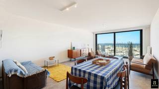 <p><span>Instapklaar 2-slaapkamerappartement met frontaal zeezicht op de Zeedijk van Duinbergen</span></p>
<p><span>Gelegen op de Zeedijk van Duinbergen, in een recent gebouw, bevindt zich dit instapklare appartement met twee slaapkamers en een prachtig frontaal zeezicht.</span></p>
<p><span>Het appartement omvat een inkomhal, ruime leefruimte met zit- en eetgedeelte en aansluitend terras met zeezicht. De open keuken is volledig geïnstalleerd en beschikt over een aparte berging. Verder zijn er een gastentoilet en twee slaapkamers. De hoofdslaapkamer beschikt over een privatief toilet en wastafel. Beide slaapkamers geven uit op een terras aan de achterzijde.</span></p>
<p><span>Het appartement beschikt tevens over een private kelder en een gemeenschappelijke fietsenberging.</span></p>
<p><span>Er is bovendien de mogelijkheid tot aankoop van een garagebox vlakbij het appartement.</span></p>