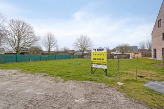 Bent u op zoek naar een mooie, ruime bouwgrond voor een open bebouwing in Temse? Lees hier dan zeker even verder.<br />Zeer goed gelegen nabij het centrum van Temse, openbaar vervoer, winkels en invalswegen heeft deze ruime bouwgrond heel wat potentieel. Vergeet zeker de zonnige en groene tuin niet die nog gecreëerd kan worden.<br />Dit perceel met een totale oppervlakte van 717m2 is geschikt voor open bebouwing met een voorgevelbreedte van 10,5m en een bouwdiepte van 14m. Een ideaal perceel voor uw droomwoning.<br />Voor verdere informatie en de bouwvoorschriften kan u ons steeds contacteren via 052 46 38 03 of via info@uw-huis.be!!