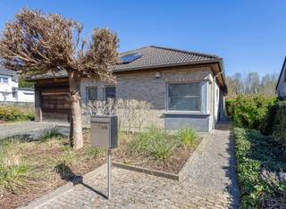 Mooie villa met prachtige tuin in het centrum van DilbeekDeze charmante en ruime villa gebouwd in 2004, bevindt zich op een uitzonderlijke ligging op...