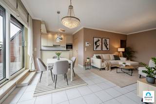 Roeselare-centrum. Lichtrijk 2-slaapkamerappartement in hartje Roeselare met vooraan en achteraan prachtige terrassen. Overal dichtbij en op 4...