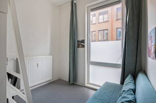 <p>Deze studentenkamer ontdek je in een goed onderhouden complex dat werd gebouwd in 2015, centraal gelegen in de gegeerde Universiteitsbuurt. Deze wijk bevindt zich in het kloppende hart van ’t stad en heeft bovendien zijn naam niet gestolen, met tal van campussen slechts op een steenworp afstand sta je in een mum van tijd in de les.</p>
<p>De kamer zelf baadt in natuurlijk daglicht en werd voorzien van een eigen badkamer met een douche, toilet en lavabo in meubel. Dankzij de praktische indeling en het gebruik van een mezzanine wordt elke vierkante meter ten volle benut. Verder kan je gebruik maken van de gemeenschappelijke tuin, dit is dé perfecte plek om heerlijk te vertoeven tijdens blokpauzes. Ook werd er een gemeenschappelijke keuken voorzien, die praktisch werd geïnstalleerd met het oog op dagelijks comfort.</p>
<p>Kortom is dit een perfecte kans voor wie zoekt naar een solide basis in zijn levendige studentenjaren!</p>
<p><strong>Maandelijkse kosten:</strong> Provisie van € 102,70/maand (wordt per kwartaal opgevraagd, 1x per jaar volgt er een afrekening). Dit bedrag is inclusief water, elektriciteit, gas, onderhoud gebouw, camerabewaking, syndicus, verzekeringen, …</p>
<p>Momenteel verhuurd à € 595,00/maand wat zorgt voor € 7.140,00 op jaarbasis. Dit resulteert in een <strong>rendement van 4,90 %.</strong></p>
<p><strong>Technische gegevens: </strong>De keuken wordt 2x per week gepoetst, <strong>inwonende conciërge</strong> aanwezig!</p>
<p><strong>Stedenbouwkundige inlichtingen en bodemattest aanwezig. Bevindt zich niet in een risicozone voor overstromingen (P- en G-score C). Renovatieverplichting niet van toepassing. Asbestattest niet van toepassing gezien het complex gebouwd werd in 2015.</strong></p>