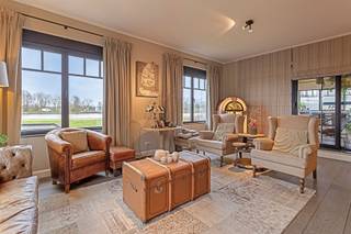 Een unieke nog nooit geziene duplex met een adembenemend uitzicht op het Albertkanaal!Gelegen in een serene buurt, nabij de kerk van Massenhoven en...
