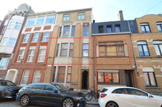Zeer centraal gelegen appartement gelegen op de eerste verdieping in herenhuis, op wandelafstand van zee/strand, Station Oostende en winkels. <br /><br />Indeling:<br /><br />Inkomhall, woonkamer, ingerichte keuken, 1 slaapkamer, badkamer met inloopdouche, toilet, wastafel en plaats voor wasmachine, berging. <br /><br />- Het appartement is VERHUURD<br />- Dubbele beglazing PVC <br />- Individuele centrale verwarming op aardgas<br />- Elektriciteit conform.