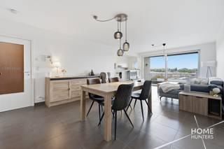 Wonen op de vijfde verdieping, met aan de ene kant zicht op de jachthaven en aan de andere kant het historische centrum van Ieper? Hier hoef je alvast niet te kiezen, want je krijgt gewoon allebei.<br /><br />Dit ruime en bijzonder lichtrijke appartement beschikt over twee volwaardige slaapkamers en biedt een aangenaam gevoel van ruimte en comfort. De badkamer werd recent vernieuwd, waardoor het appartement meteen klaar is voor zijn nieuwe bewoners.<br /><br />De absolute blikvangers zijn zonder twijfel de twee ruime terrassen. Aan de voorzijde geniet je van een prachtig open zicht over de jachthaven van Ieper, terwijl je aan de achterzijde uitkijkt over het historische stadscentrum. Of je nu houdt van de rust aan het water of de charme van de stad: hier geniet je op elk moment van de dag van een ander uitzicht.<br /><br />Dankzij de ligging op de vijfde verdieping geniet het appartement bovendien van bijzonder veel natuurlijke lichtinval en een heerlijk gevoel van vrijheid.<br /><br />Ook aan praktisch comfort werd gedacht. Wie graag over een eigen parkeerplaats beschikt, heeft de mogelijkheid om een praktische carport bij te kopen voor € 19.900. Hier is ook een laadpaal aanwezig.<br /><br />Een ruim appartement, twee slaapkamers, twee terrassen en twee prachtige uitzichten op Ieper. Een combinatie die je niet elke dag tegenkomt.<br /><br />Troeven:<br /><br />Ruim en lichtrijk appartement<br />Gelegen op de vijfde verdieping<br />2 volwaardige slaapkamers<br />Recent vernieuwde badkamer<br />2 ruime terrassen<br />Prachtig zicht op de jachthaven<br />Uitzicht op het historische stadscentrum van Ieper<br />Mogelijkheid tot aankoop autostaanplaats voor € 19.900